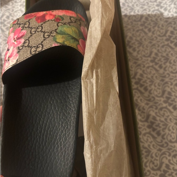 Gucci Women's Black Floral Slide Sandals - Picture 1 of 3